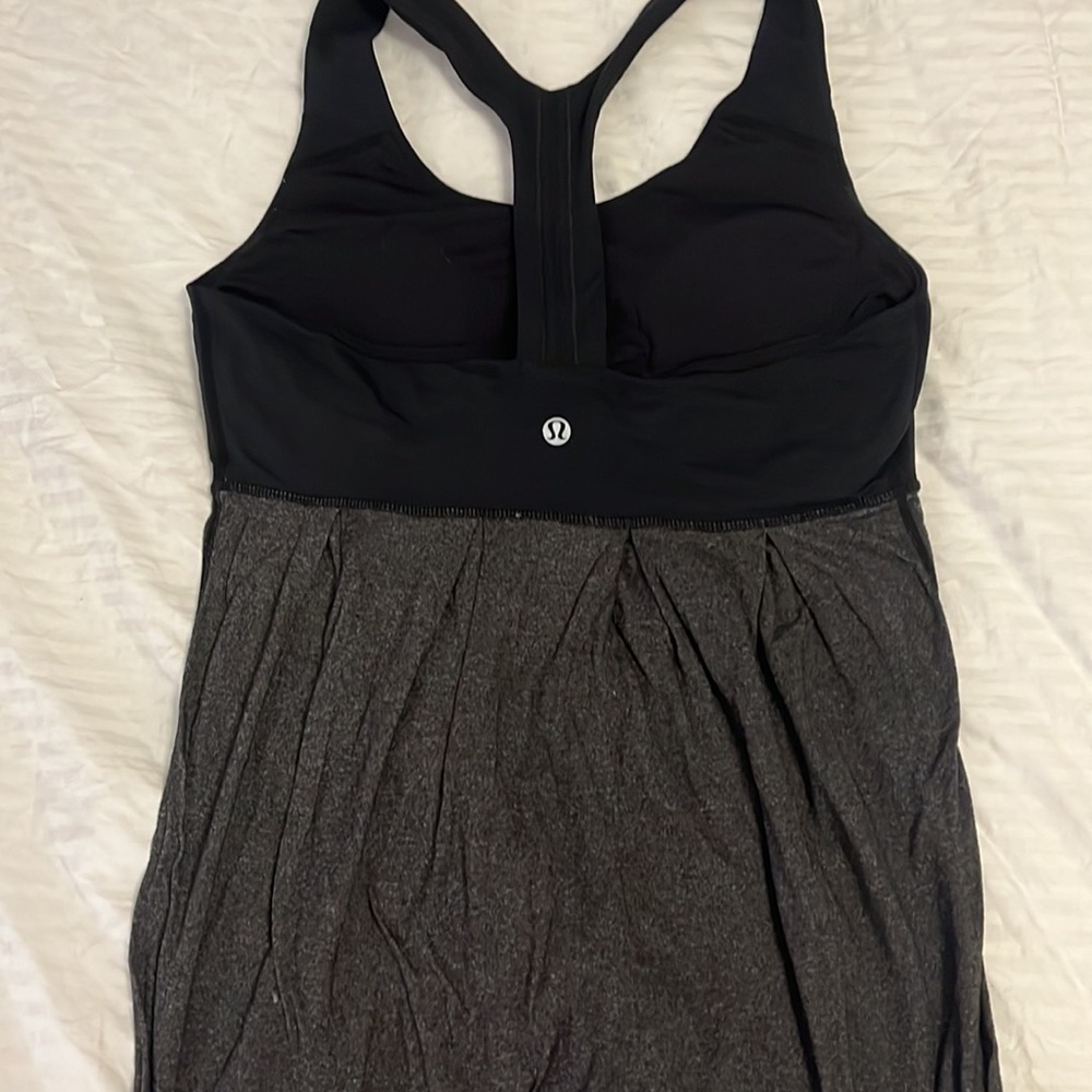 Lululemon tank size 8. Pads included.
